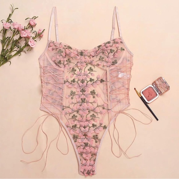 Lingerie - Picture 3 of 8